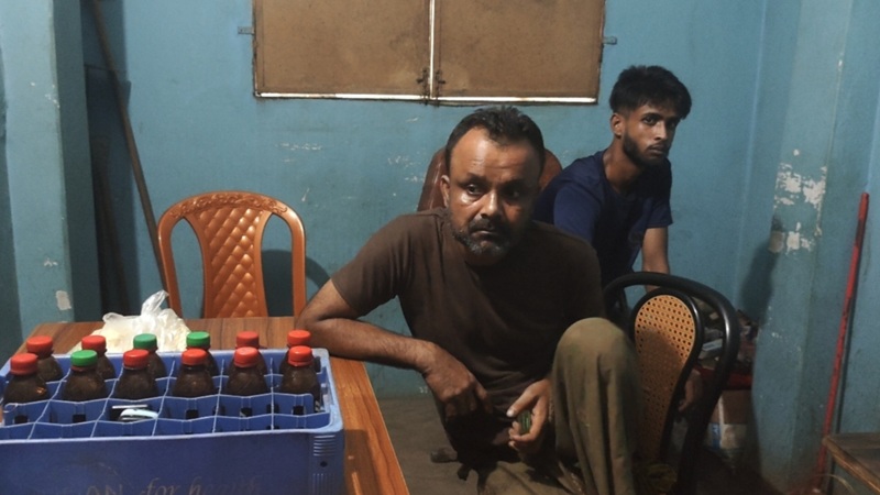 বল্লা বাজারে কাচা মালের ব্যবসার আড়ালে মাদক ব্যবসা আটক ২