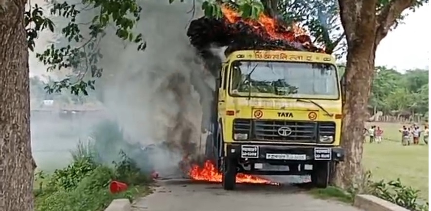 দৌলতপুরে পাটবোঝাই চলন্ত ট্রাকে আগুন